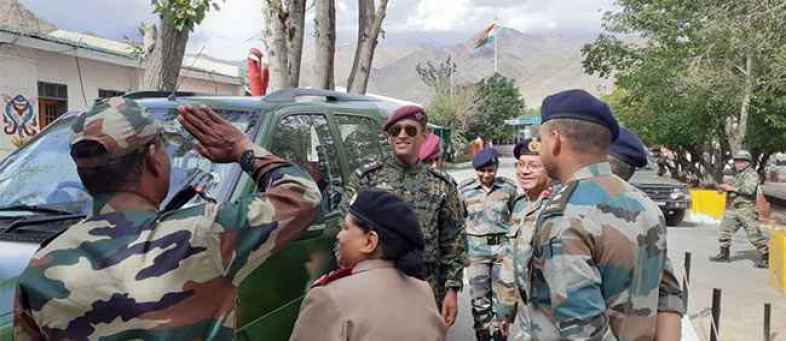 Mahendra Singh Dhoni completes army training, tricolors fly in Ladakh (0).jpg Mahendra Singh Dhoni completes army training, tricolors fly in Ladakh (0).jpg