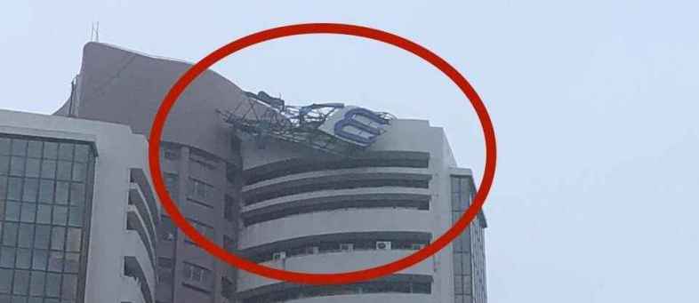 Heavy rain topples signage of Bombay Stock Exchange building in Mumbai.jpg Heavy rain topples signage of Bombay Stock Exchange building in Mumbai.jpg