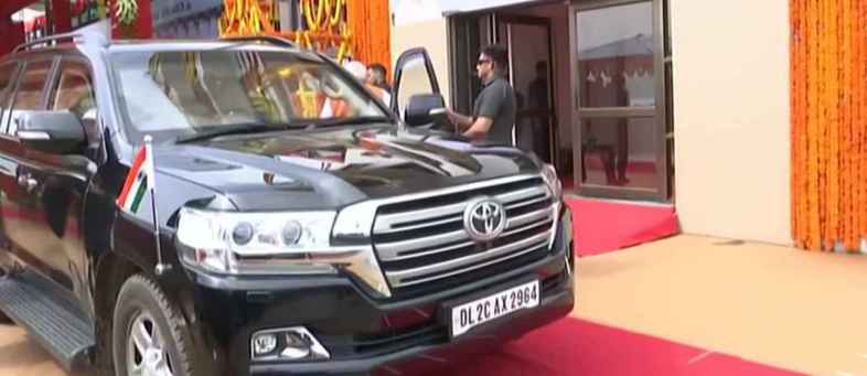 PM & CM violate traffic rule, Fury among the people.jpg PM & CM violate traffic rule, Fury among the people.jpg