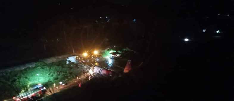 Dubai-Kozhikode Air India flight with 191 Passengers splits in two on Karipur runway, many injured.jpg Dubai-Kozhikode Air India flight with 191 Passengers splits in two on Karipur runway, many injured.jpg