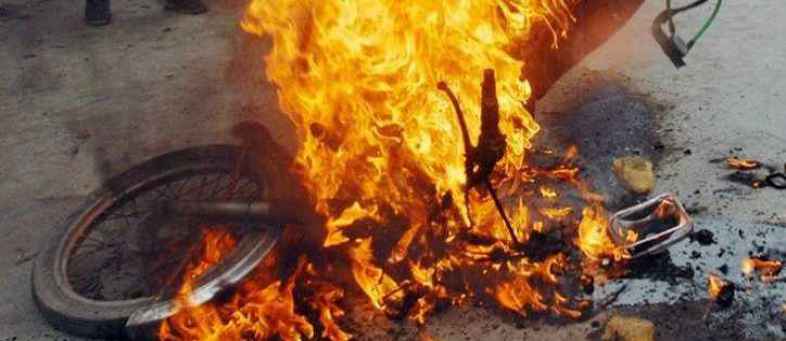 man_sets_own_bike_on_fire_in_gurugram_1541568759_725x725.jpg man_sets_own_bike_on_fire_in_gurugram_1541568759_725x725.jpg
