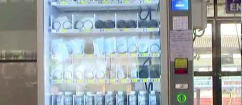 Special machine installed at Ahmedabad railway station - now masks and sanitizers do not have to go out.jpg Special machine installed at Ahmedabad railway station - now masks and sanitizers do not have to go out.jpg